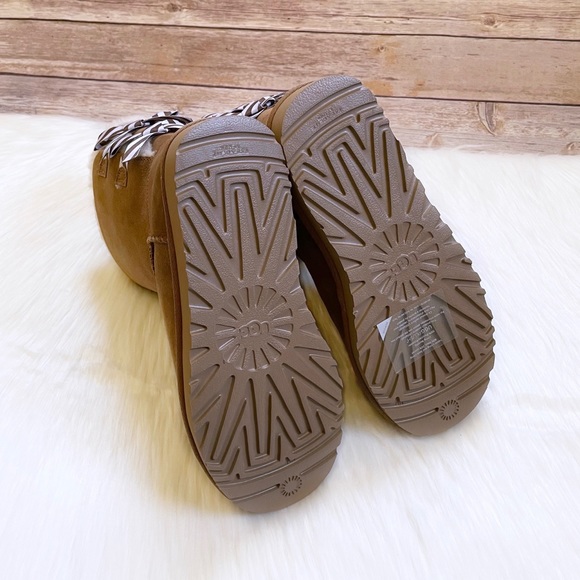 UGG Bailey Bow Diagonal Stripes Chestnut Boots - Picture 9 of 9